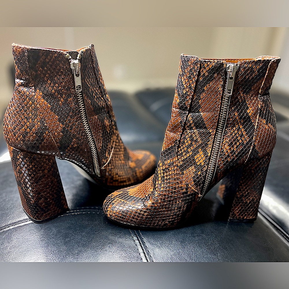 STEVE MADDEN SNAKE BOOTIES SZ 6.5